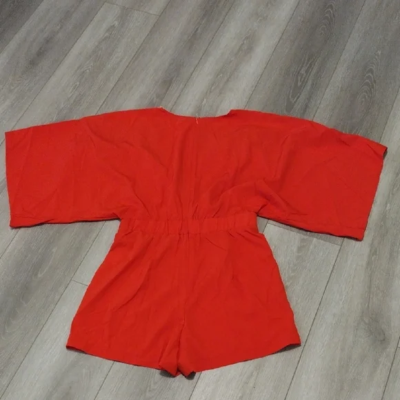 Chic Red Romper with Flared Sleeves - Picture 8 of 13